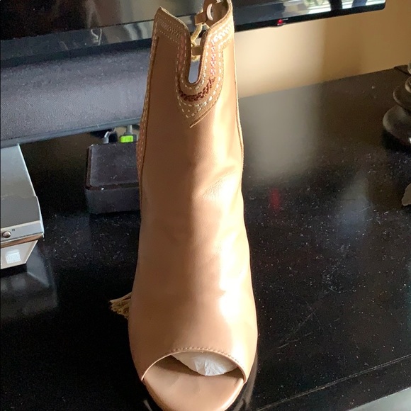 Booties gently worn - Picture 4 of 7